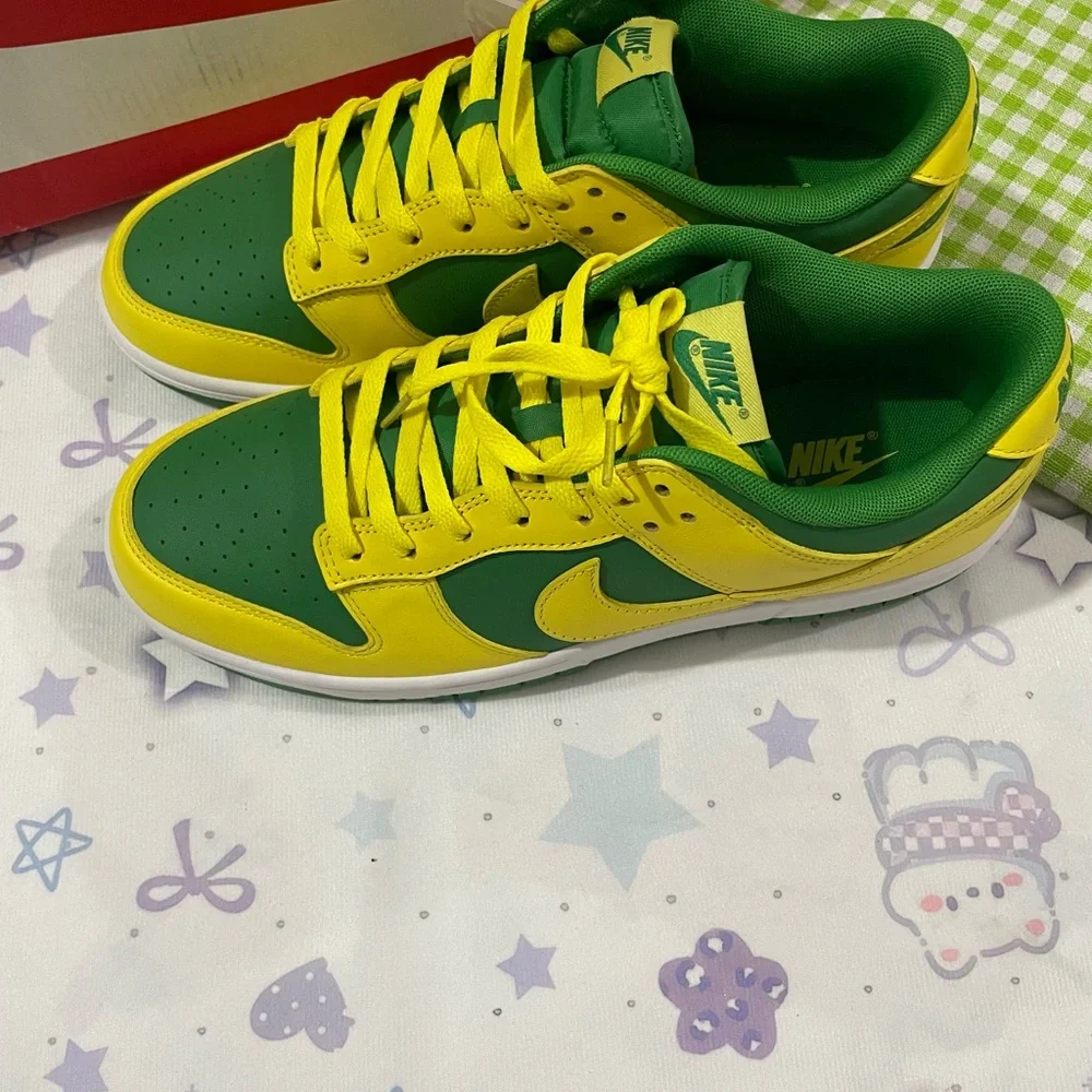 Nike Low-Top Sneakers in Yellow & Green